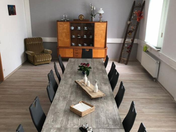 Essbereich mit langer Tafel
